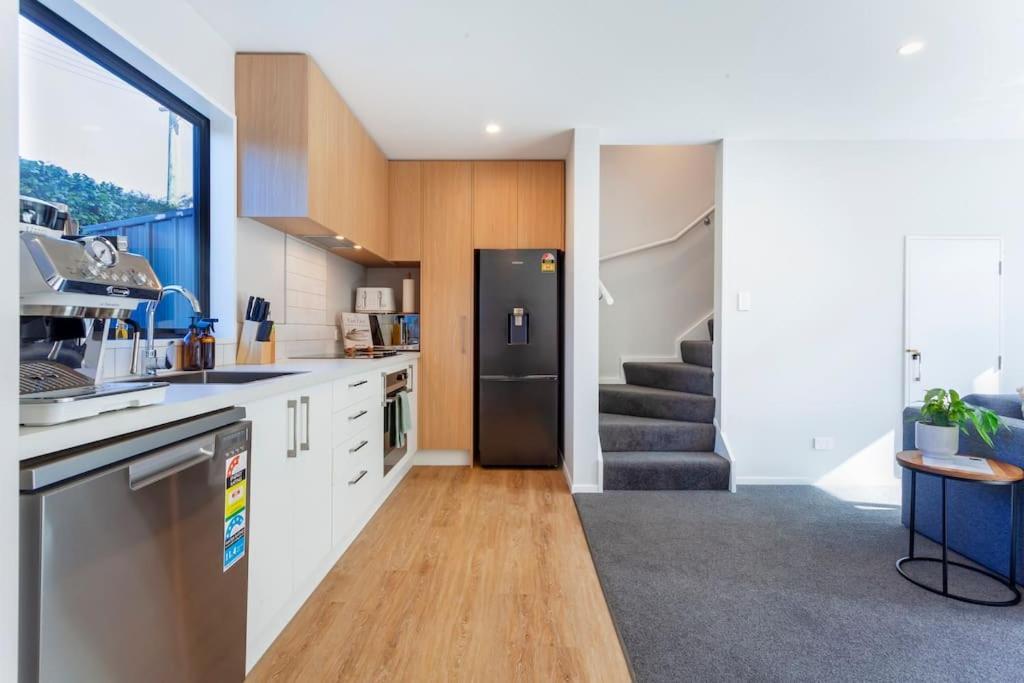 Stylish Townhouse With Hot Tub Apartment ไครสต์เชิร์ช ภายนอก รูปภาพ