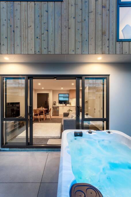 Stylish Townhouse With Hot Tub Apartment ไครสต์เชิร์ช ภายนอก รูปภาพ