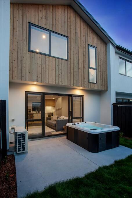 Stylish Townhouse With Hot Tub Apartment ไครสต์เชิร์ช ภายนอก รูปภาพ