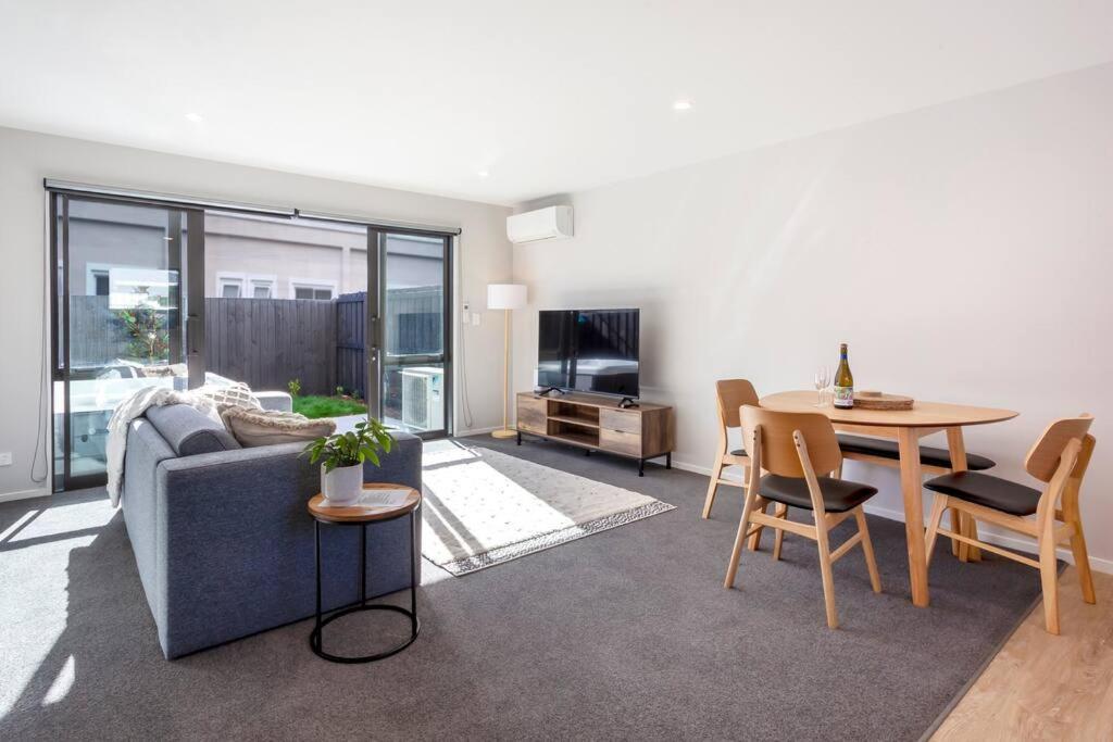 Stylish Townhouse With Hot Tub Apartment ไครสต์เชิร์ช ภายนอก รูปภาพ