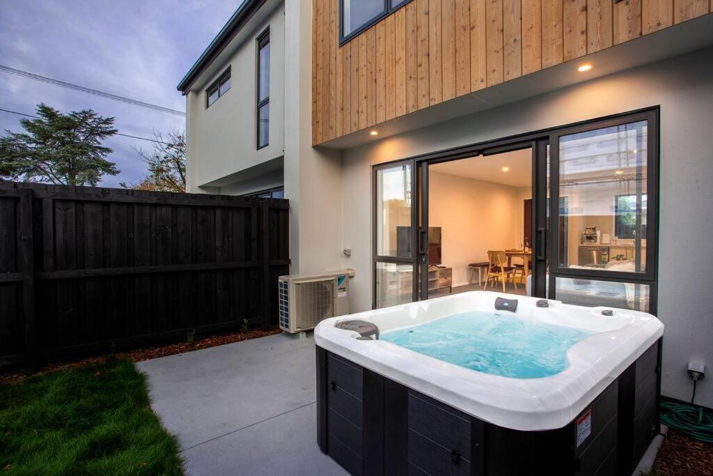 Stylish Townhouse With Hot Tub Apartment ไครสต์เชิร์ช ภายนอก รูปภาพ
